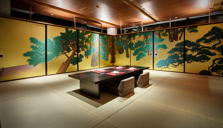 RAKUSEI: Large Hall with Gold‐Leafed Folding Screen